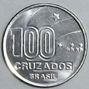 Braile nas moedas de 100 Cruzados. Reverso comum das três peças comemorativas do centenário da abolição da escravidão (1988); no centro, á direita, os três sinais compostos de uma, três e três estrelas, representando os números 1, 0 e 0, que formam 100, o valor da peça.